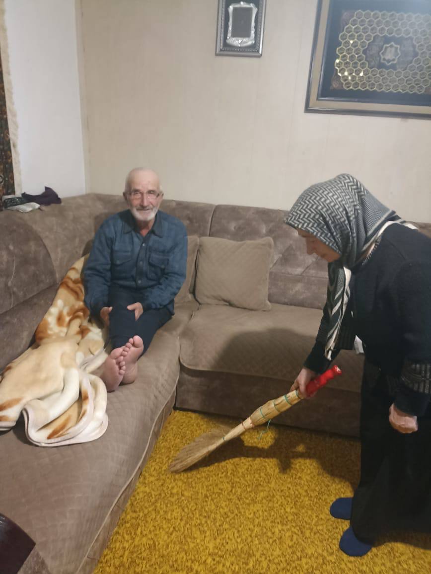 Социальный работник социального обслуживания на дому отделения № 2 селении Цилитль Баширова Патимат  оказывает социально-бытовые услуги своему подопечному   согласно  утвержденному графику посещения.